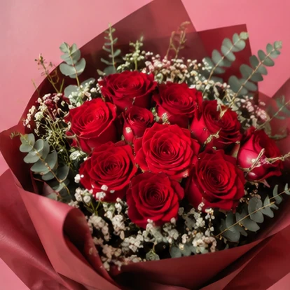 Bouquet de rosas rojas intensas rodeadas de follaje